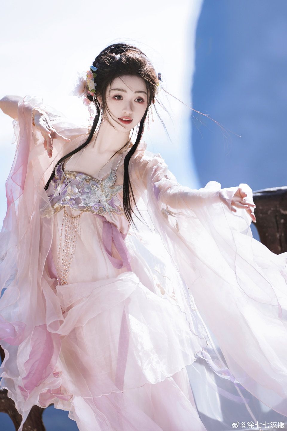 Elegant Mini-Size Cheongsam:A Blend of Traditional Charm and Modern Luxury Elegant Mini-Size Cheongsam:A Blend of Traditional Charm and Modern Luxury