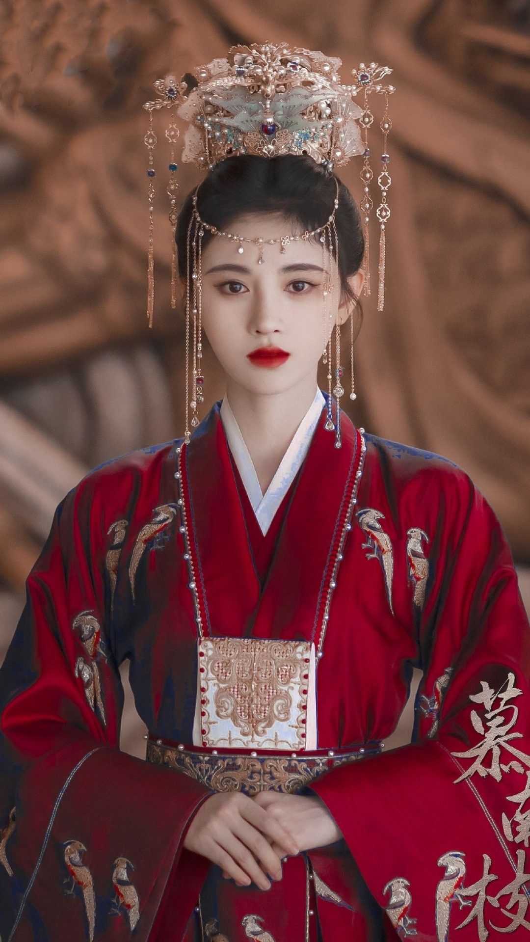 Youthful Fashion:The Rise of Modern Cheongsam with Shawl-Inspired Cape Youthful Fashion:The Rise of Modern Cheongsam with Shawl-Inspired Cape