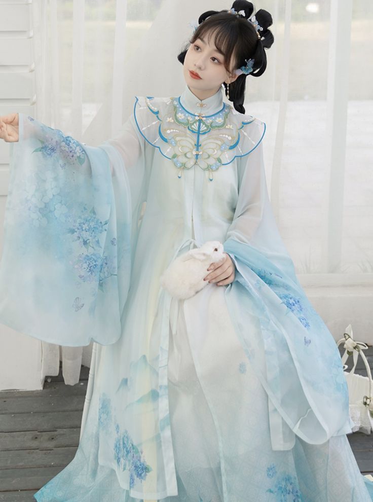 The Splendor of the Modern Confucian Dame in Traditional Hanfu Clothing The Splendor of the Modern Confucian Dame in Traditional Hanfu Clothing