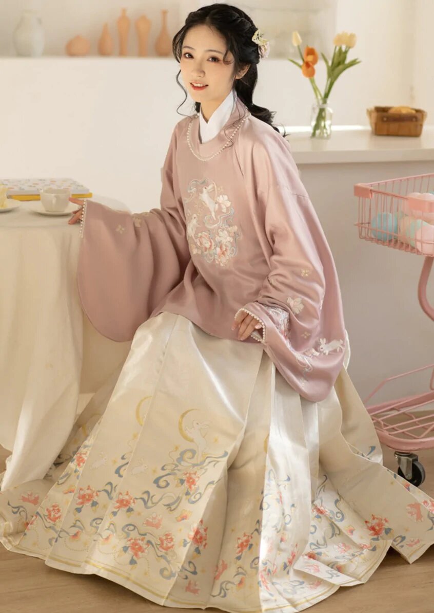 The Allure of Checkered Qipao:A Blend of Tradition and Modernity The Allure of Checkered Qipao:A Blend of Tradition and Modernity