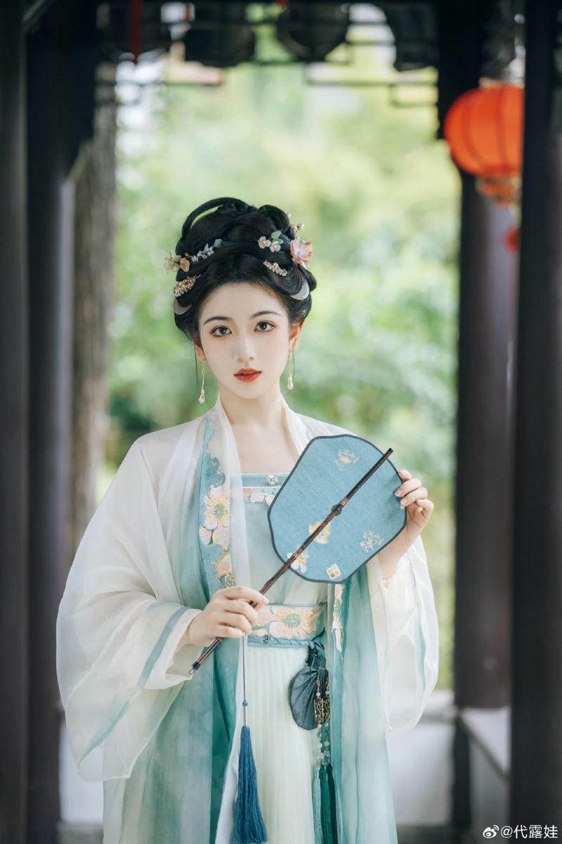 Embracing Traditional Elegance:Plus-Size Women in Modern Chinese Cheongsam Fashion Embracing Traditional Elegance:Plus-Size Women in Modern Chinese Cheongsam Fashion