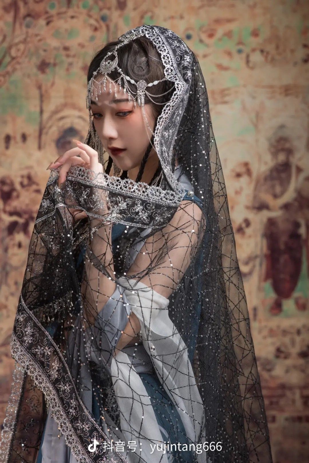 A Girls Hanfu Sleeveless Robe with Large Sleeves:A Single Piece of Traditional Elegance A Girls Hanfu Sleeveless Robe with Large Sleeves:A Single Piece of Traditional Elegance
