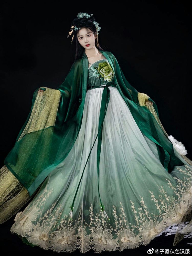 Elegant Pairing:The Art of Styling a Horseface Skirt with Fans Elegant Pairing:The Art of Styling a Horseface Skirt with Fans
