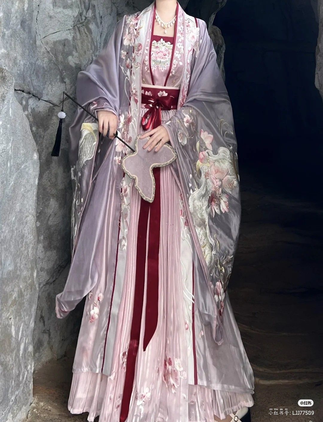 The Revival of Hanfu荷包,A Closer Look at the Waist-Mounted Decoration in Modern Fashion The Revival of Hanfu荷包,A Closer Look at the Waist-Mounted Decoration in Modern Fashion