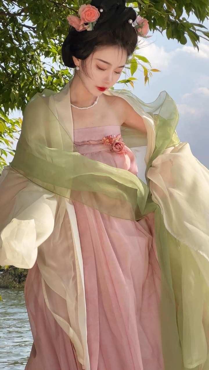 The New Aristocratic Vogue:Long-sleeved Cheongsam-style Gowns for Noble Women The New Aristocratic Vogue:Long-sleeved Cheongsam-style Gowns for Noble Women
