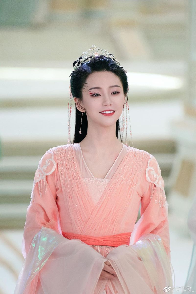 Red Square-neck Cheongsam:A Traditional Beauty in Modern Fashion Red Square-neck Cheongsam:A Traditional Beauty in Modern Fashion