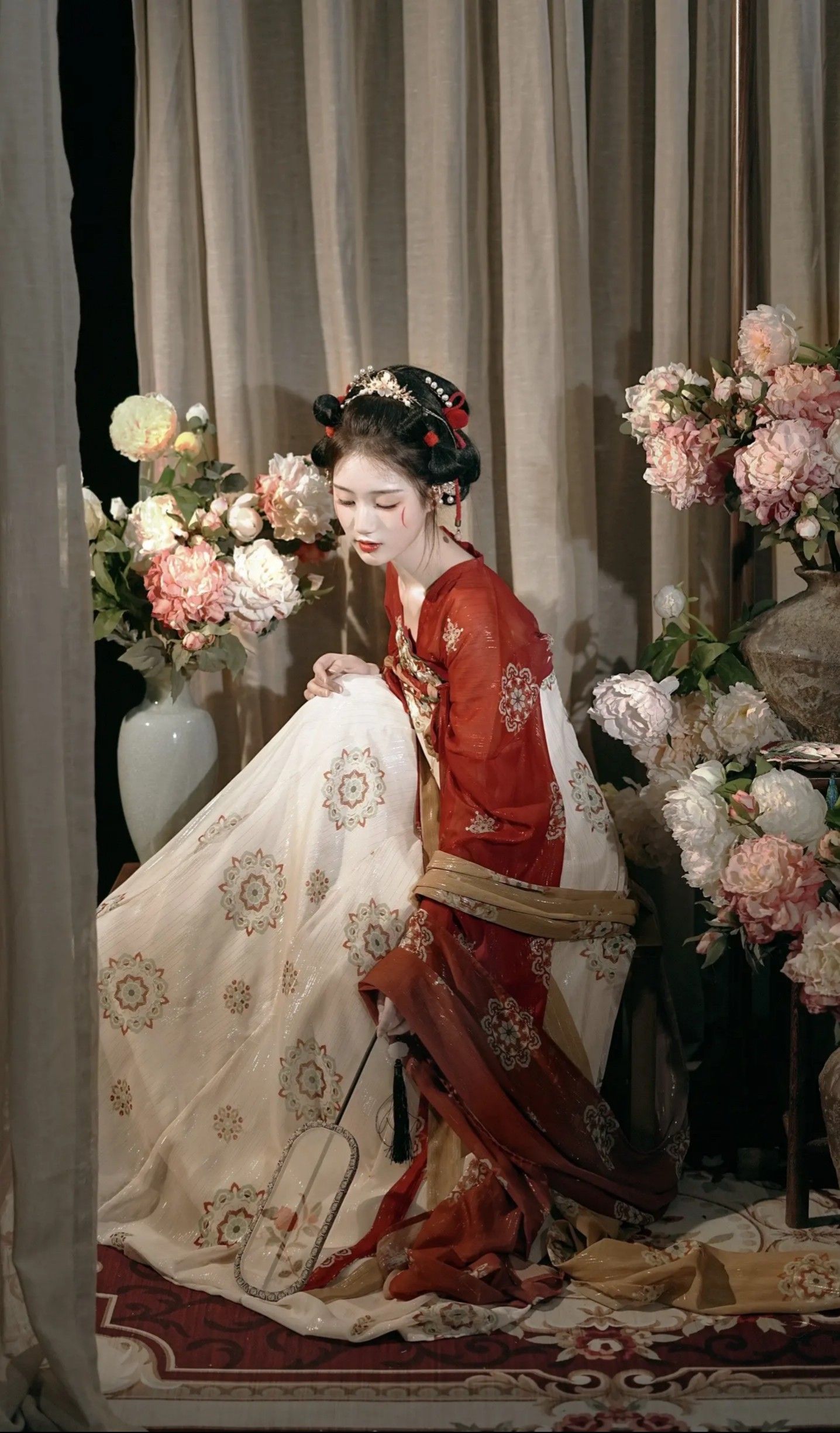 Traditional Tang Suit with a Modern Twist:The Evolution of Chinese Fashion Traditional Tang Suit with a Modern Twist:The Evolution of Chinese Fashion