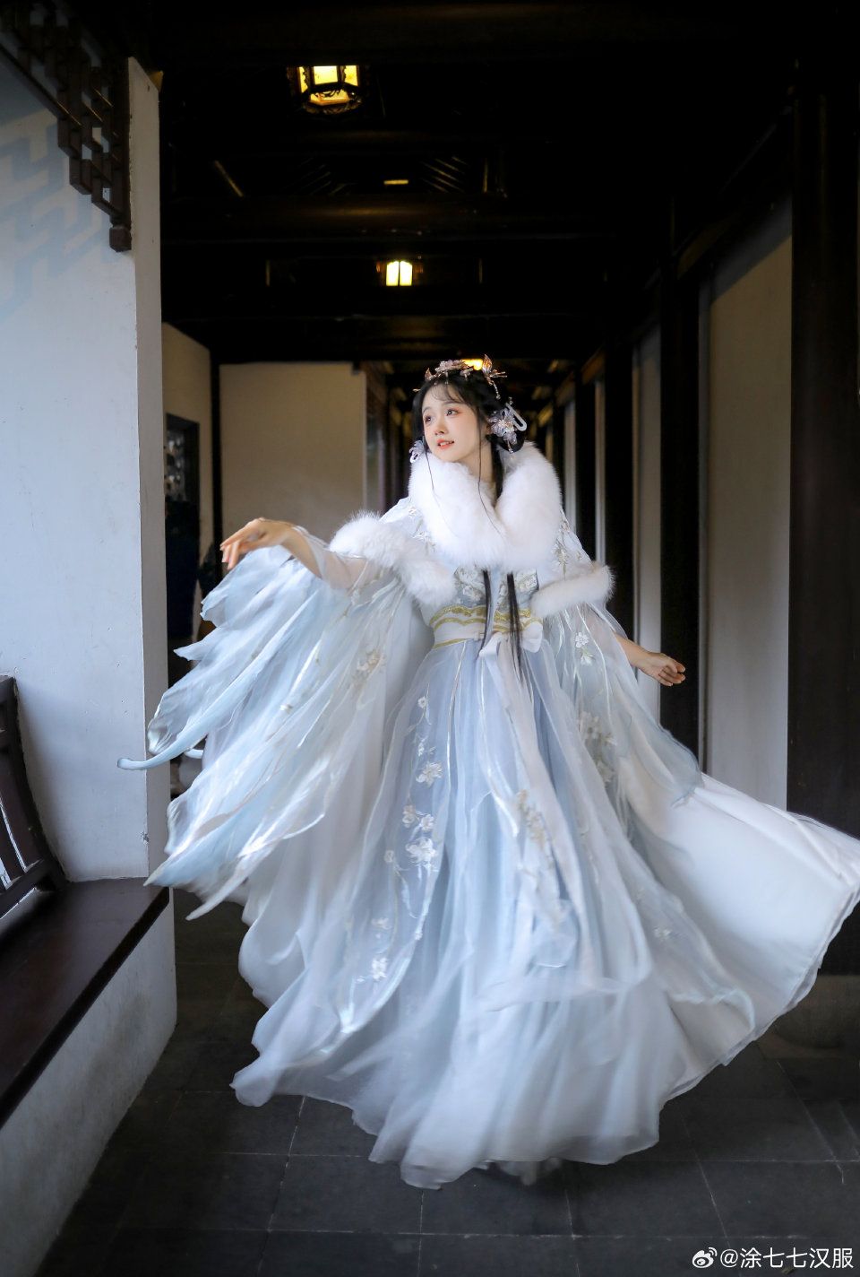 Embracing the Elegance of Horseface Skirt,Accessories,and Short Hairdos Embracing the Elegance of Horseface Skirt,Accessories,and Short Hairdos