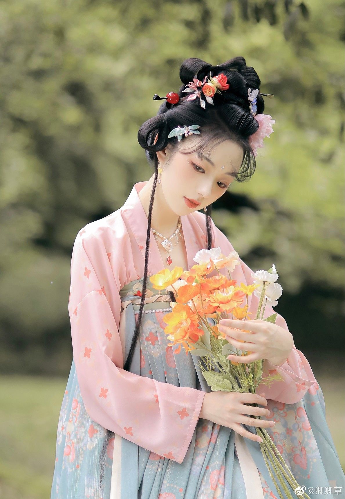 Embracing Traditional Chinese Fashion:The Journey of a Student in Original Hanfu Clothing Embracing Traditional Chinese Fashion:The Journey of a Student in Original Hanfu Clothing
