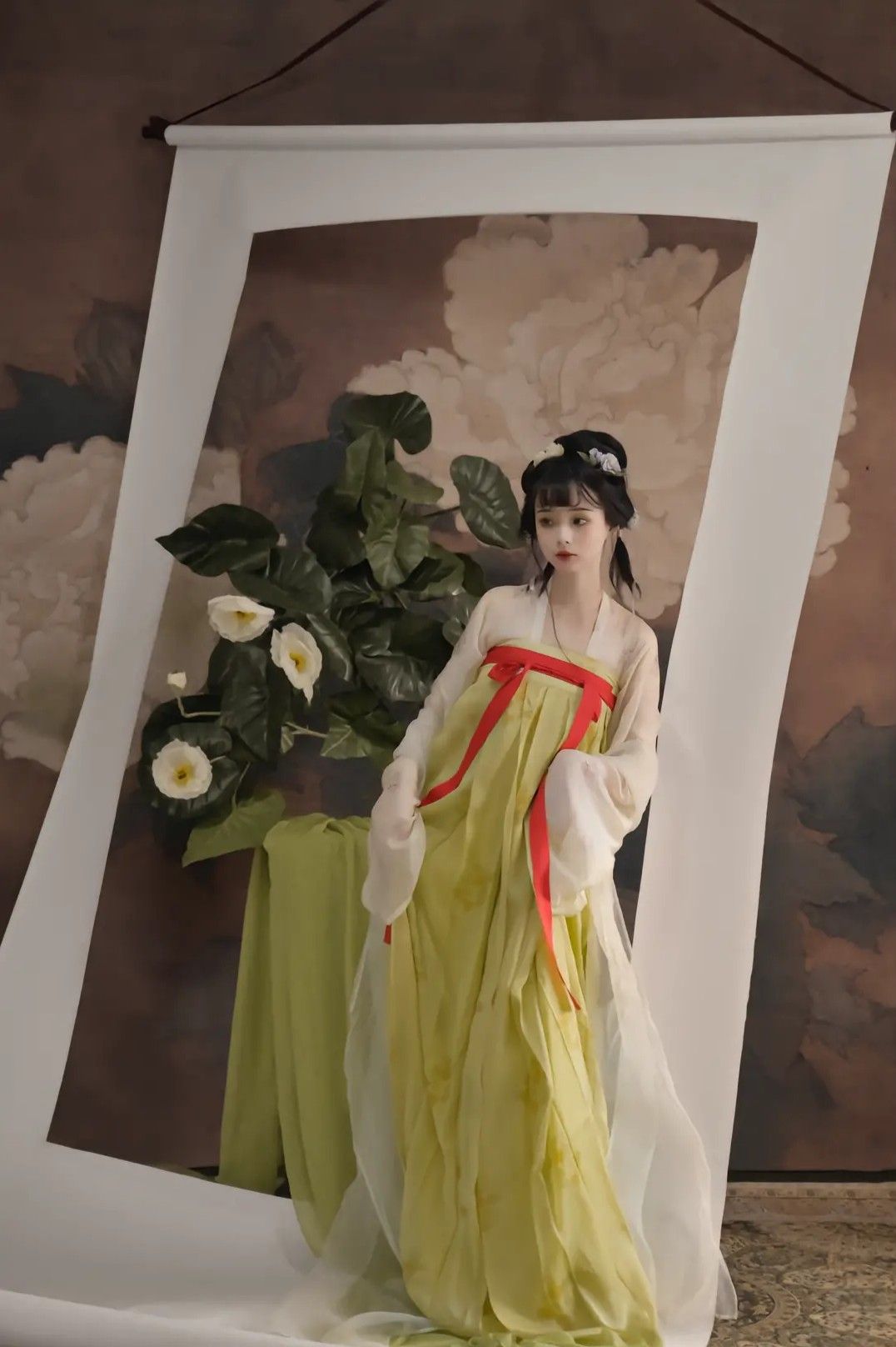 White Cheongsam and Modern Chinese Headdress:A Blend of Tradition and Fashion White Cheongsam and Modern Chinese Headdress:A Blend of Tradition and Fashion