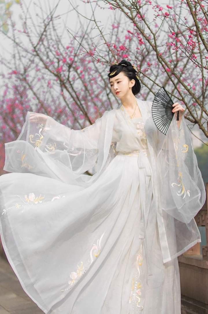 Lace Fish Tail Cheongsam:A Blend of Traditional Elegance and Modern Charm Lace Fish Tail Cheongsam:A Blend of Traditional Elegance and Modern Charm
