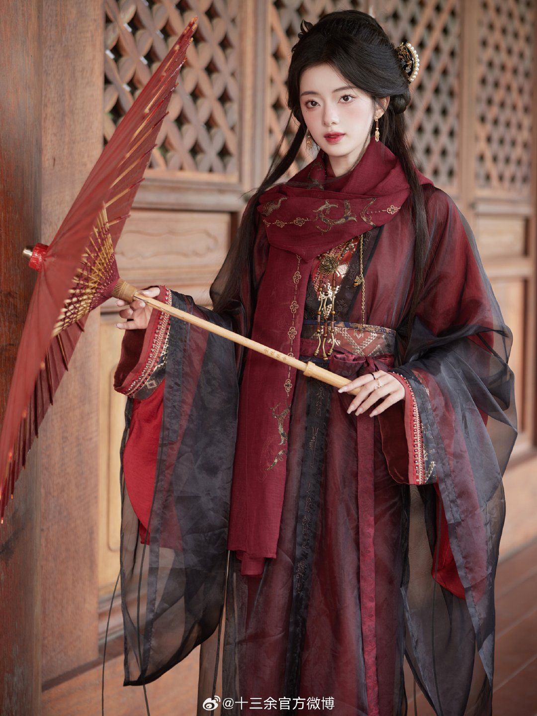 The Vibrant Charm of Red Short-Style Cheongsam The Vibrant Charm of Red Short-Style Cheongsam