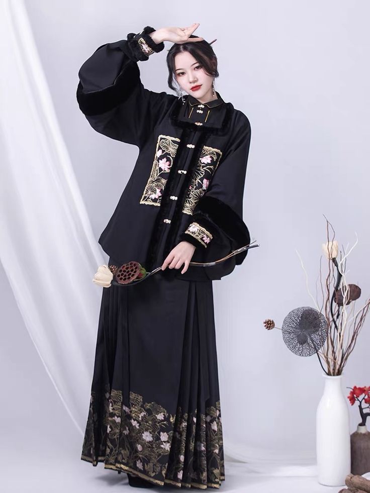 Exploring the Elegance of Modern Chinese Patterned Horseface Skirt Exploring the Elegance of Modern Chinese Patterned Horseface Skirt
