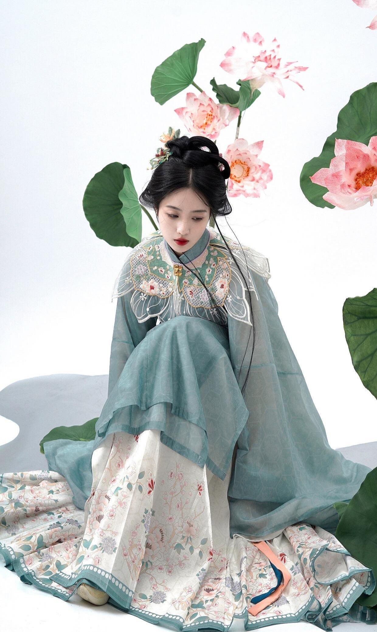 Heco Flagship Stores Mandarin-Style Skirt:A Glance into Traditional Elegance Heco Flagship Stores Mandarin-Style Skirt:A Glance into Traditional Elegance