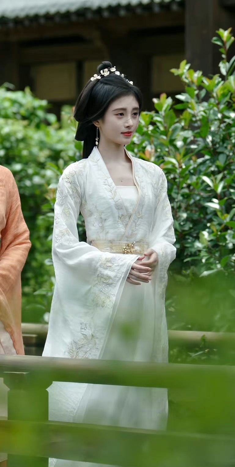 The Journey of a Hanfu Baby Girl:0-1 Year of Splendid Tradition The Journey of a Hanfu Baby Girl:0-1 Year of Splendid Tradition