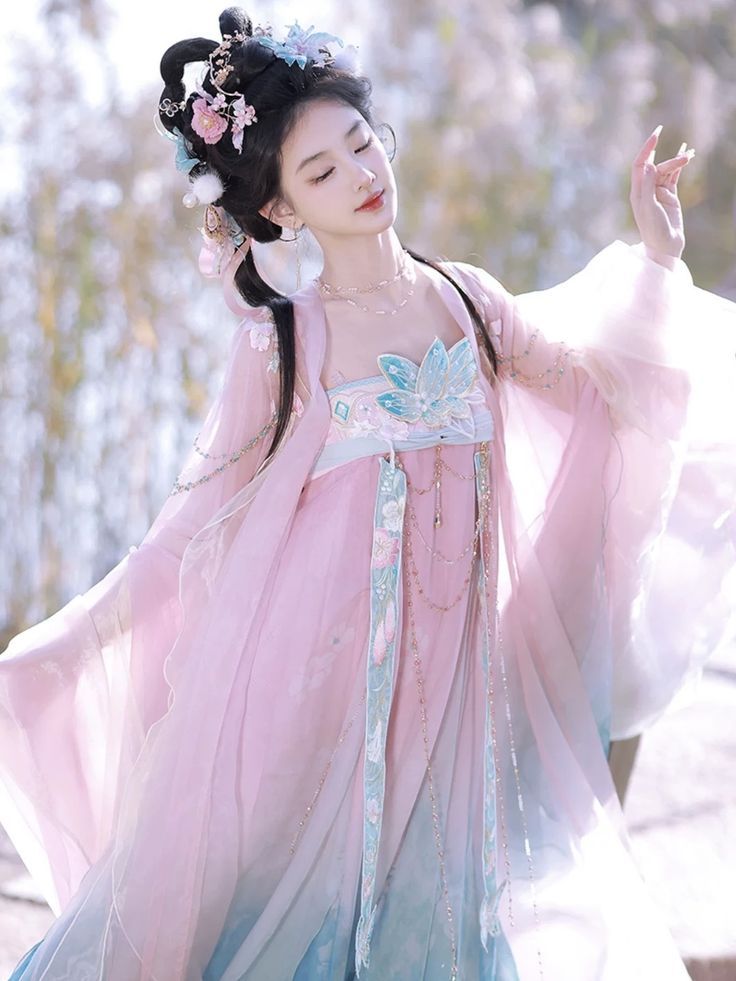 Embracing the Pear Shape:The Art of Flared Qipao for梨型身材 Embracing the Pear Shape:The Art of Flared Qipao for梨型身材