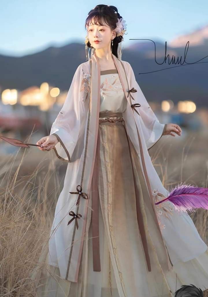 The Splendor of Jingyuns White Horseface Skirt with Dyes The Splendor of Jingyuns White Horseface Skirt with Dyes