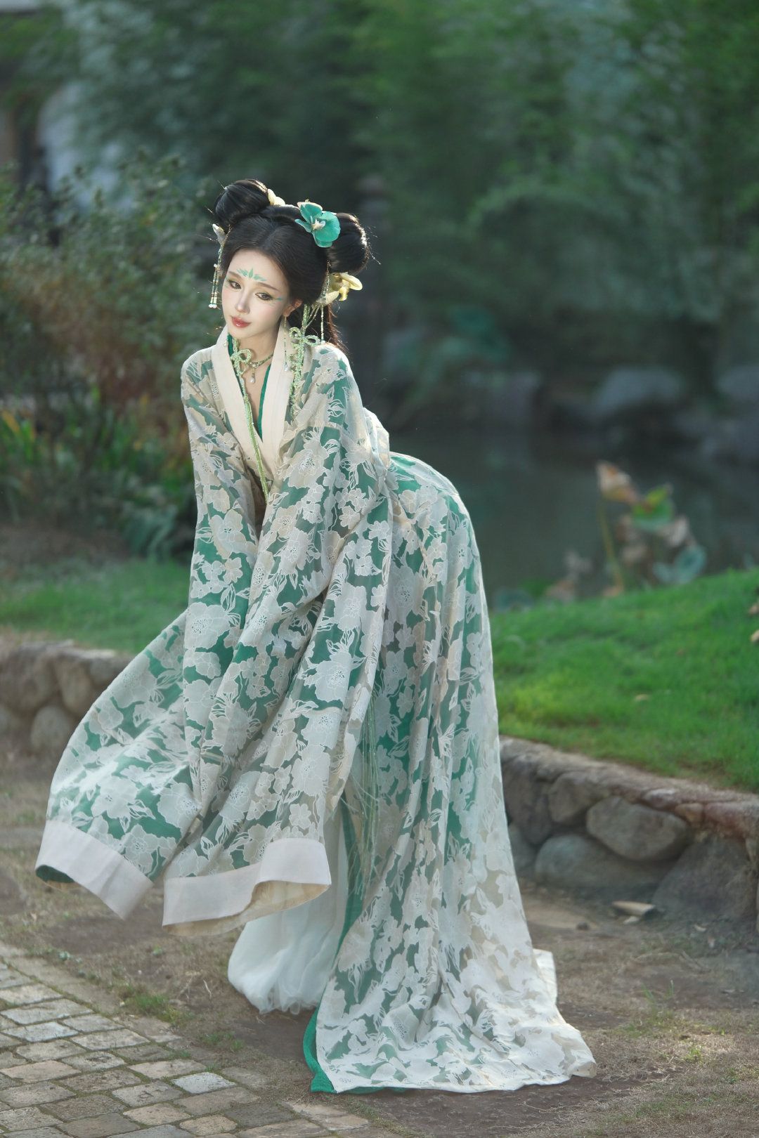 The Evolution of Gradient Colors in Traditional Hanfu Fashion The Evolution of Gradient Colors in Traditional Hanfu Fashion