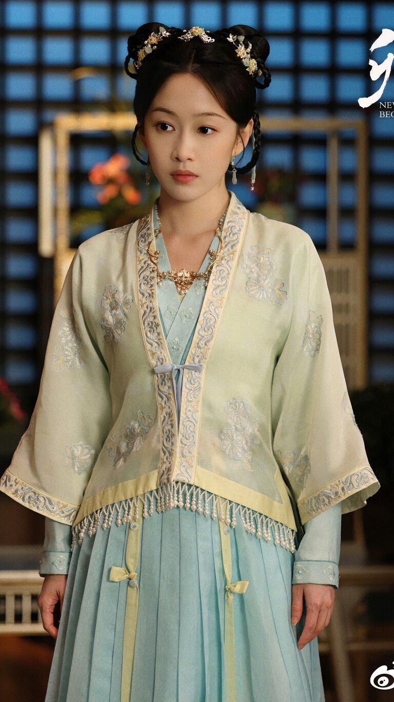 Enhanced Traditional Hanfu Fashion for the Petite Figure Enhanced Traditional Hanfu Fashion for the Petite Figure