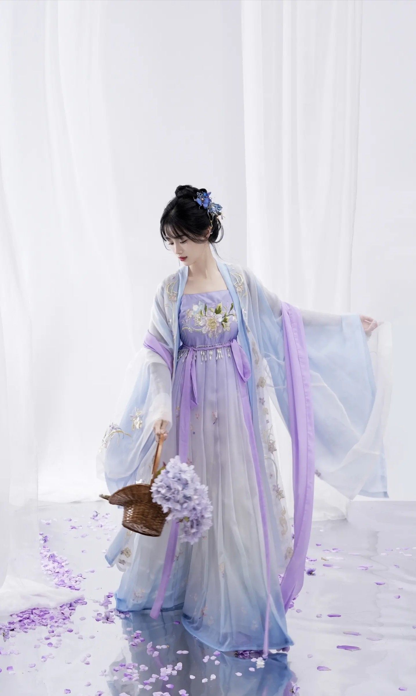 The Rise of Traditional Elegance:15-Year-Olds Journey into the World of Hanfu Fashion The Rise of Traditional Elegance:15-Year-Olds Journey into the World of Hanfu Fashion