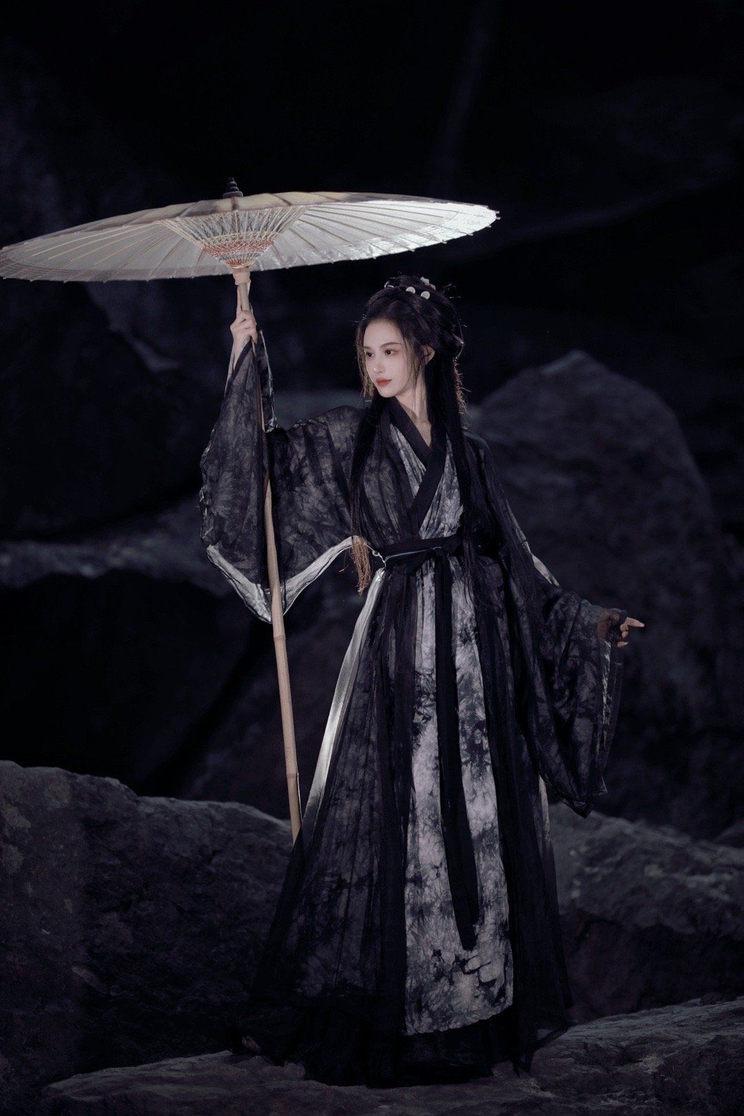 The Elegance of a Black毛衣with a Horseface Skirt The Elegance of a Black毛衣with a Horseface Skirt