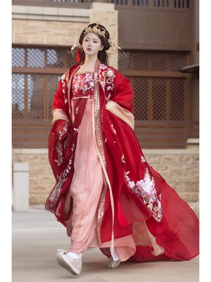 Red Cheongsam:Silk and Mulberry Silk Blend for a Premium Youth Fashion Statement Red Cheongsam:Silk and Mulberry Silk Blend for a Premium Youth Fashion Statement