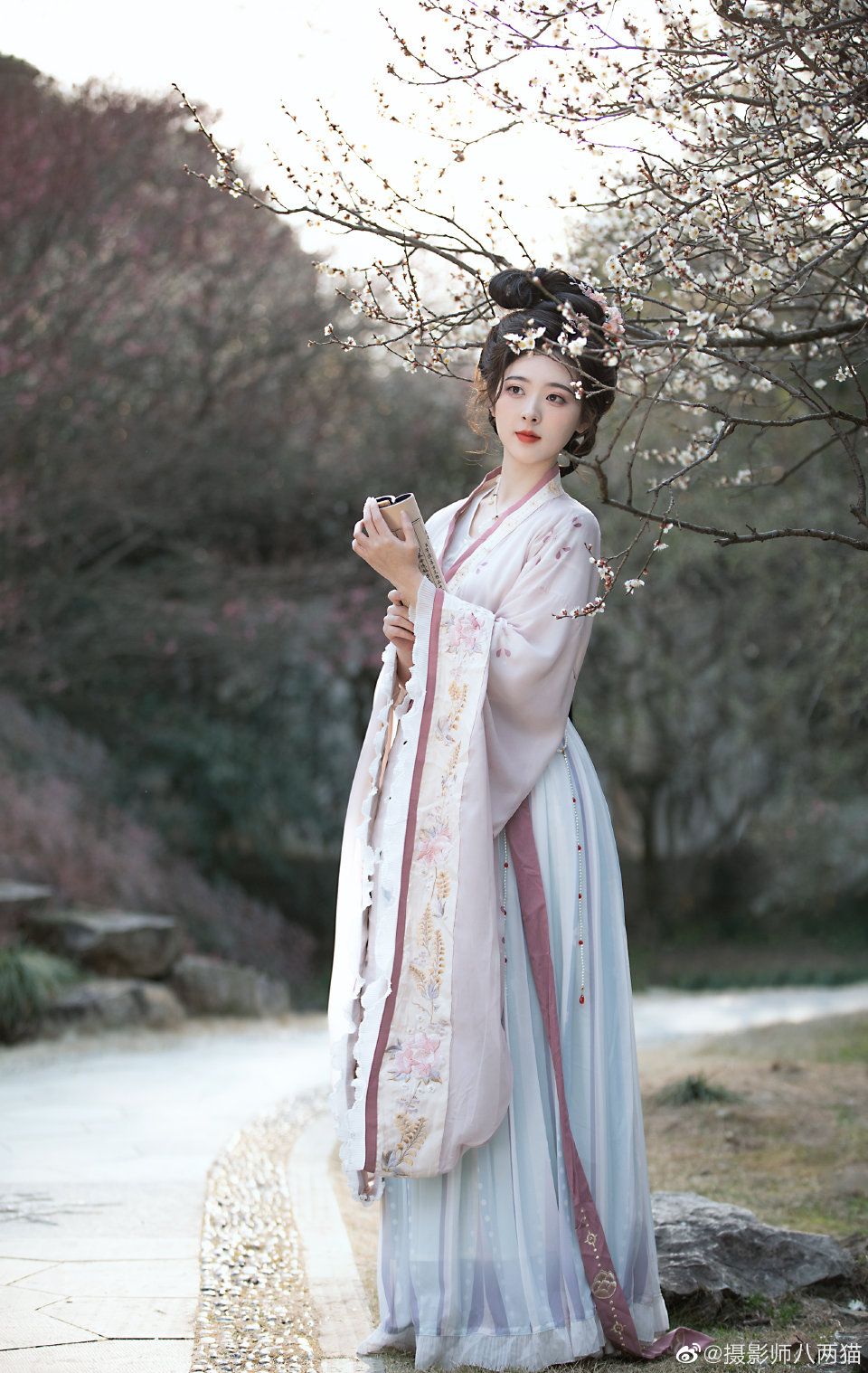 The Charm of Mini-Sized,Medium-Length Cheongsam:A Closer Look The Charm of Mini-Sized,Medium-Length Cheongsam:A Closer Look