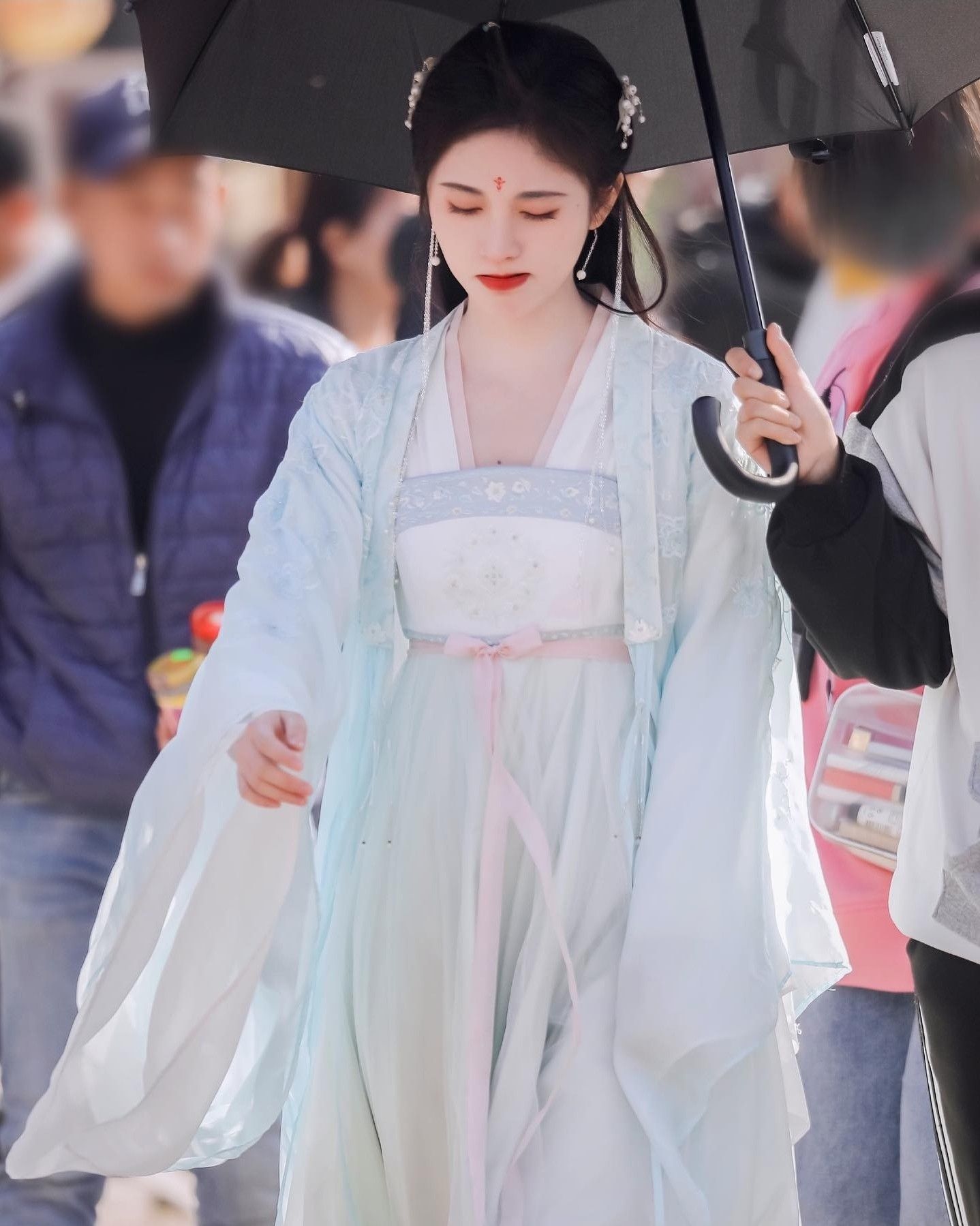 The Enchanting Journey of a Junior High School Girl in Traditional Hanfu Fashion The Enchanting Journey of a Junior High School Girl in Traditional Hanfu Fashion