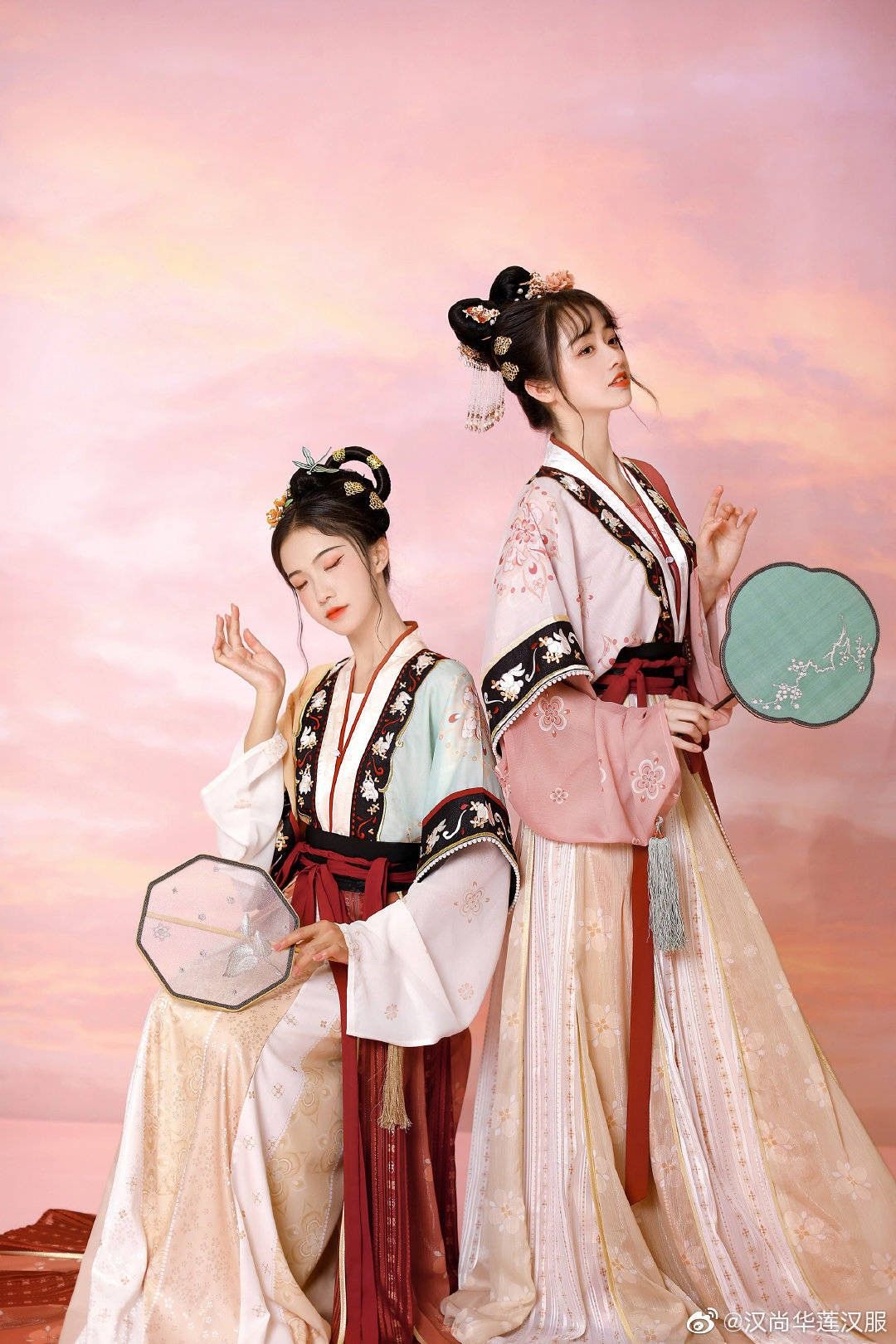 Scholar-Scholars in Hanfu,the Splendid Silk Robes of the Imperial Guards Scholar-Scholars in Hanfu,the Splendid Silk Robes of the Imperial Guards