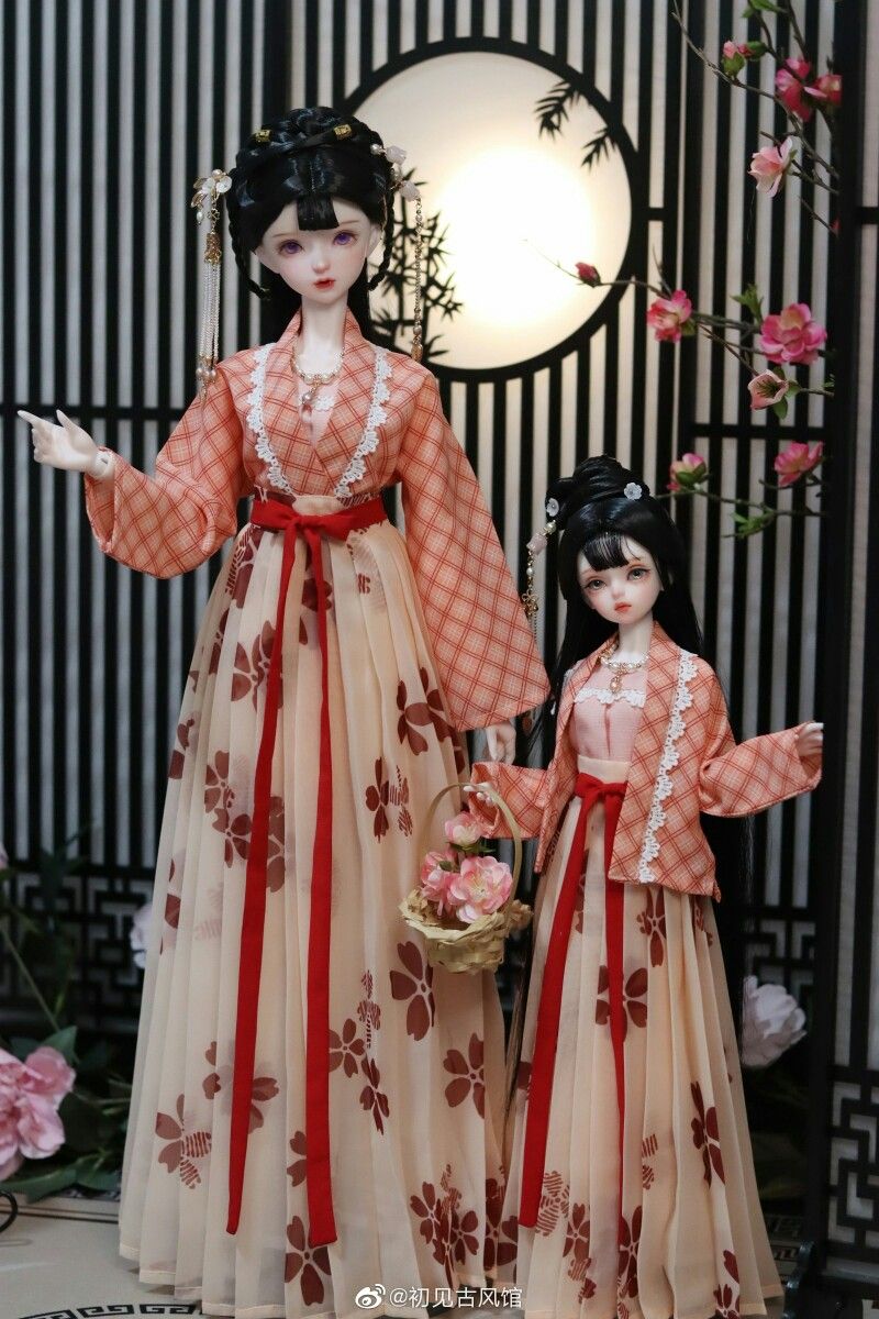 Evening in Maple Forest:The Revival of Hanfu Chinese Traditional Clothing) Evening in Maple Forest:The Revival of Hanfu Chinese Traditional Clothing)