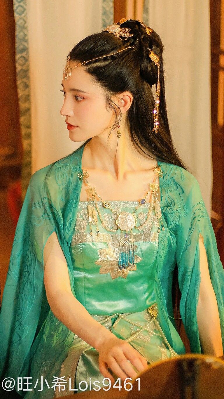 Exploring the World of Childrens Hanfu Embroidered Shoes with High Heels Exploring the World of Childrens Hanfu Embroidered Shoes with High Heels