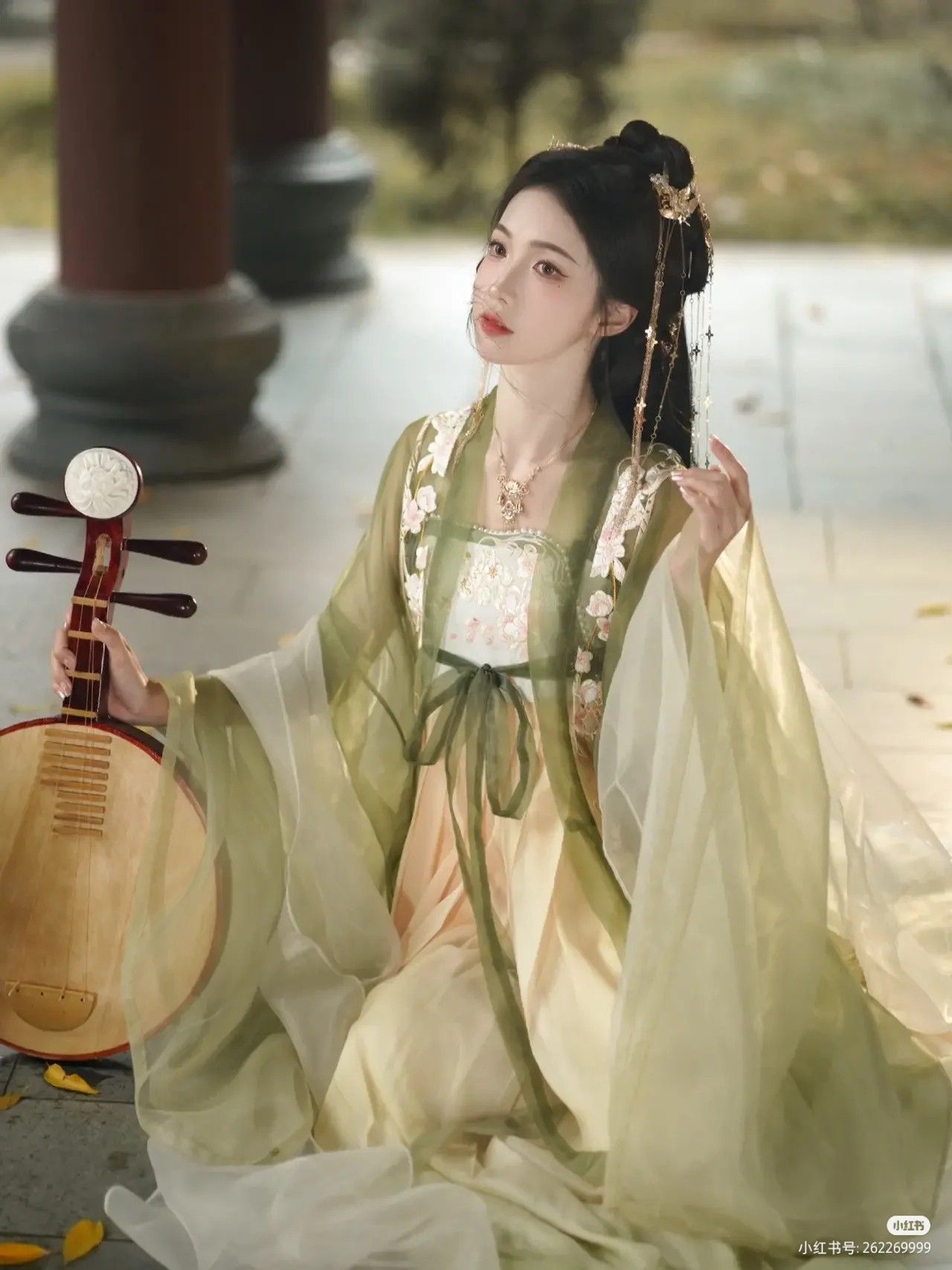 Embracing the New Era:A Glamor of Golden Silk Cheongsam Skirt Embracing the New Era:A Glamor of Golden Silk Cheongsam Skirt