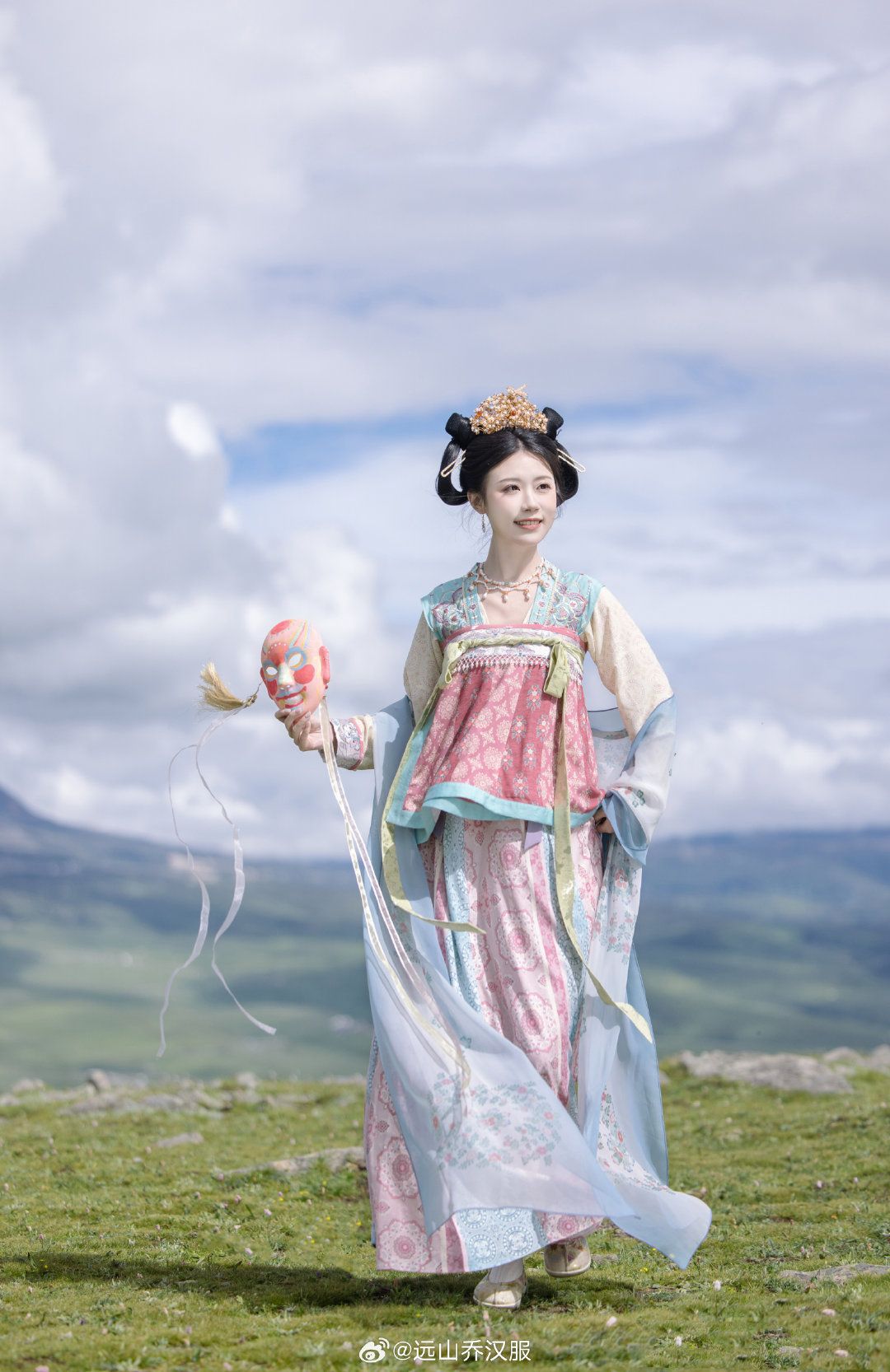 The Enchanting Beauty of Traditional Chinese Wedding Gowns:A Journey Through Ancient Times The Enchanting Beauty of Traditional Chinese Wedding Gowns:A Journey Through Ancient Times