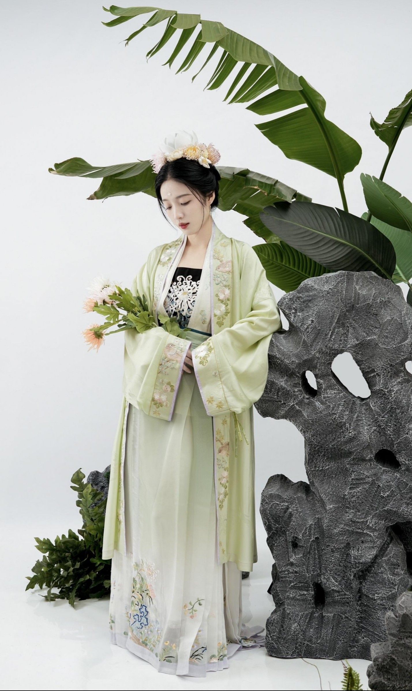 Dominating in Red-Black Hanfu:The Allure of a Dark Red Splendor Dominating in Red-Black Hanfu:The Allure of a Dark Red Splendor
