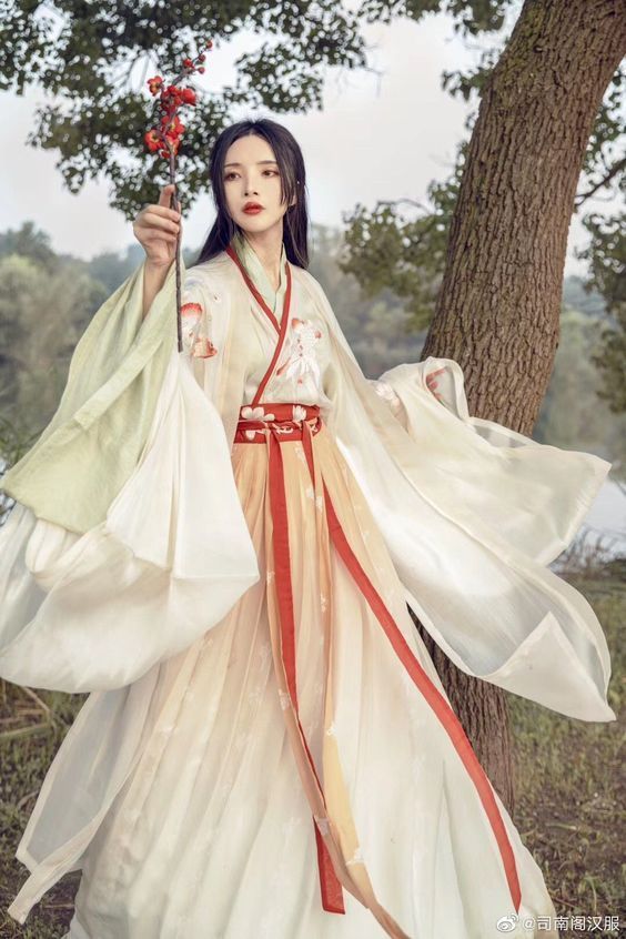 The Revival of White Tang-Style Hanfu:A Journey into Traditional Chinese Elegance The Revival of White Tang-Style Hanfu:A Journey into Traditional Chinese Elegance