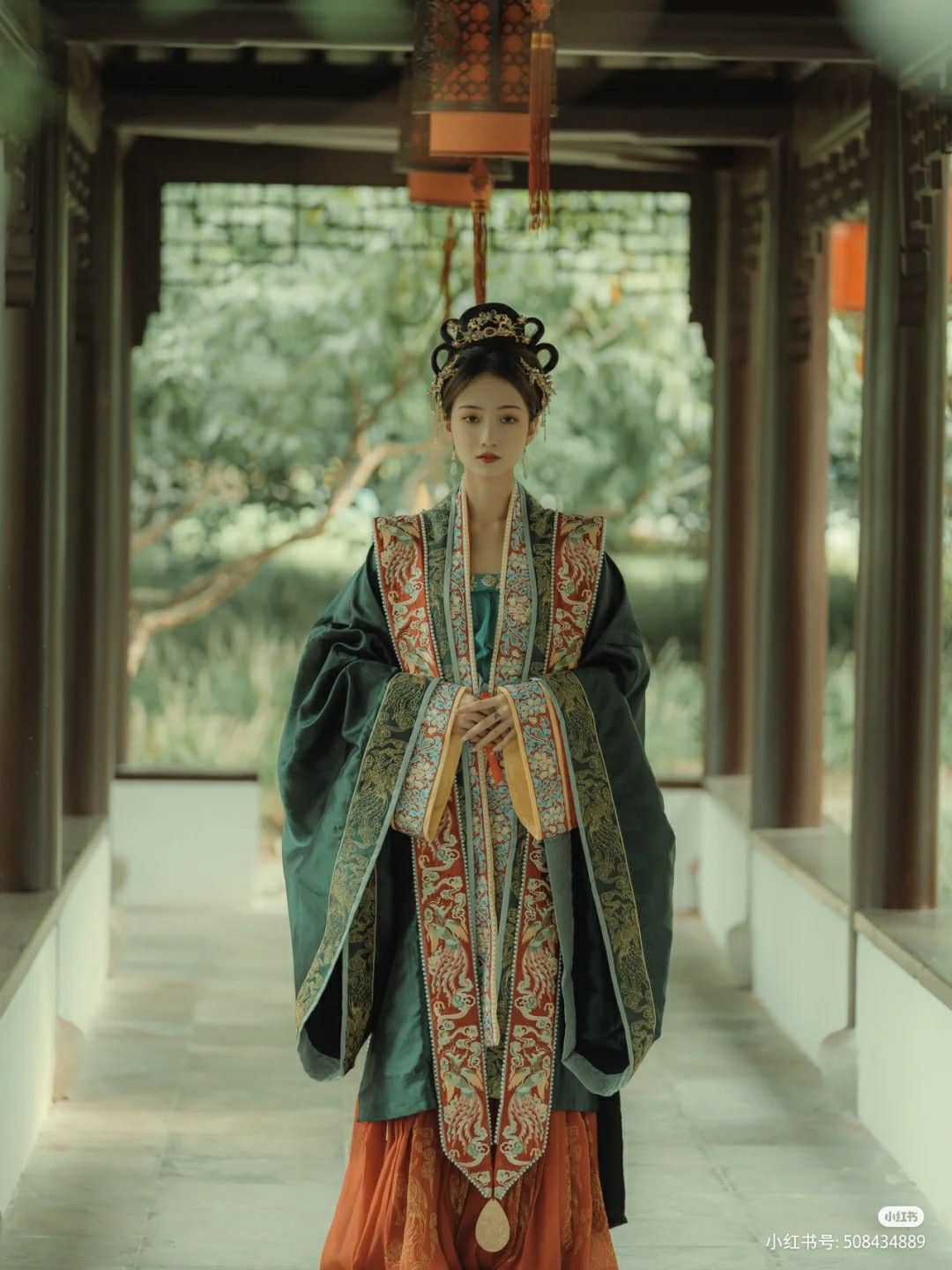 The Art of Pairing a Low-neck Blouse with a Horseface Skirt The Art of Pairing a Low-neck Blouse with a Horseface Skirt