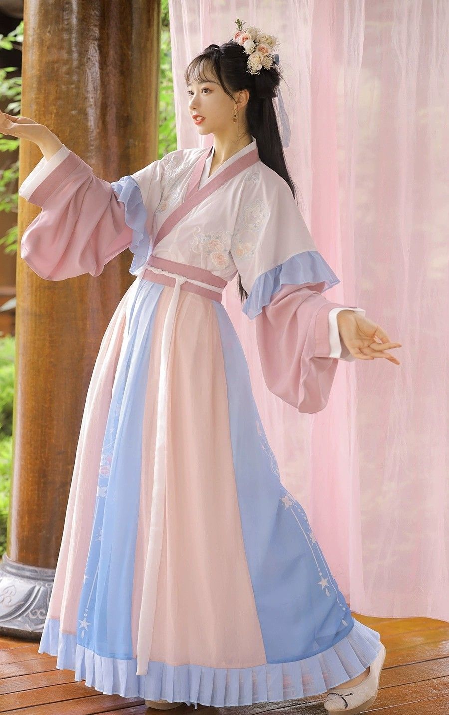 Neo-Chinese Style in the Realm of Hanfu:A Girl Childs Journey into Traditional Elegance Neo-Chinese Style in the Realm of Hanfu:A Girl Childs Journey into Traditional Elegance