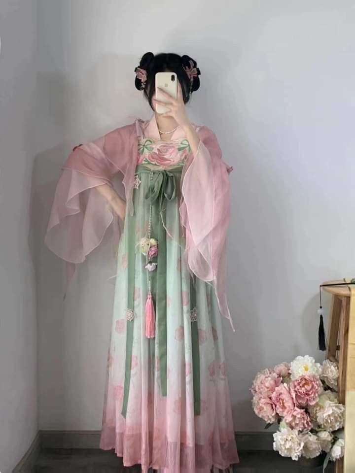 Embracing Modernity in Traditional Splendor:The New 2025 Chinese Cheongsam Collection Embracing Modernity in Traditional Splendor:The New 2025 Chinese Cheongsam Collection