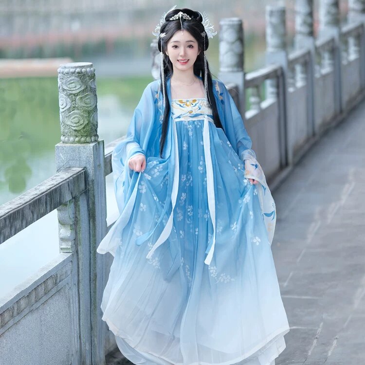 The Red-Shirted Skirt with Horse-Tail Design:A Cultural Journey Through Traditional Chinese Fashion The Red-Shirted Skirt with Horse-Tail Design:A Cultural Journey Through Traditional Chinese Fashion