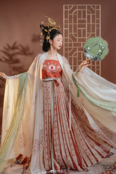 Authentic Classical Cheongsam:A Symbol of Eastern Elegance Authentic Classical Cheongsam:A Symbol of Eastern Elegance