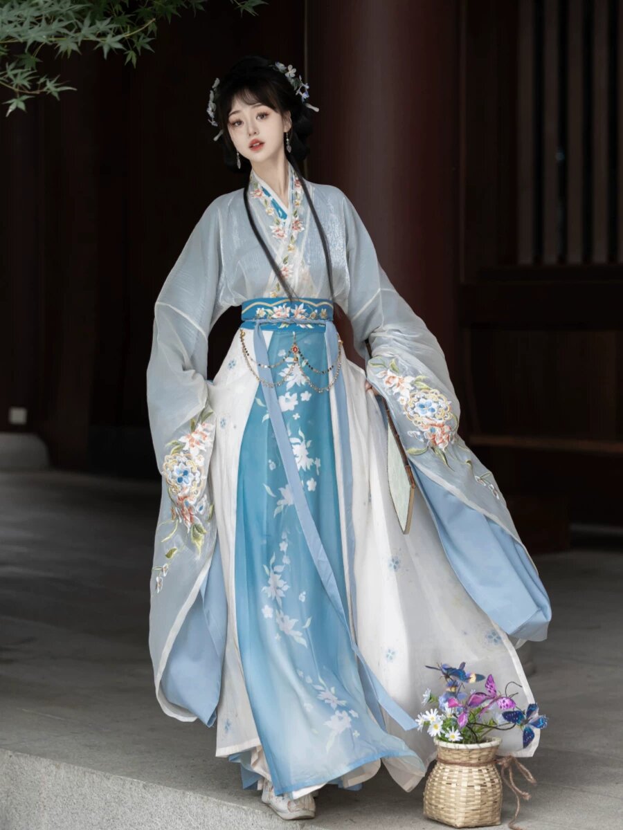 Elegant Fusion:The New Chinese-Style Cheongsam with a Modern Twist by Everfine Elegant Fusion:The New Chinese-Style Cheongsam with a Modern Twist by Everfine