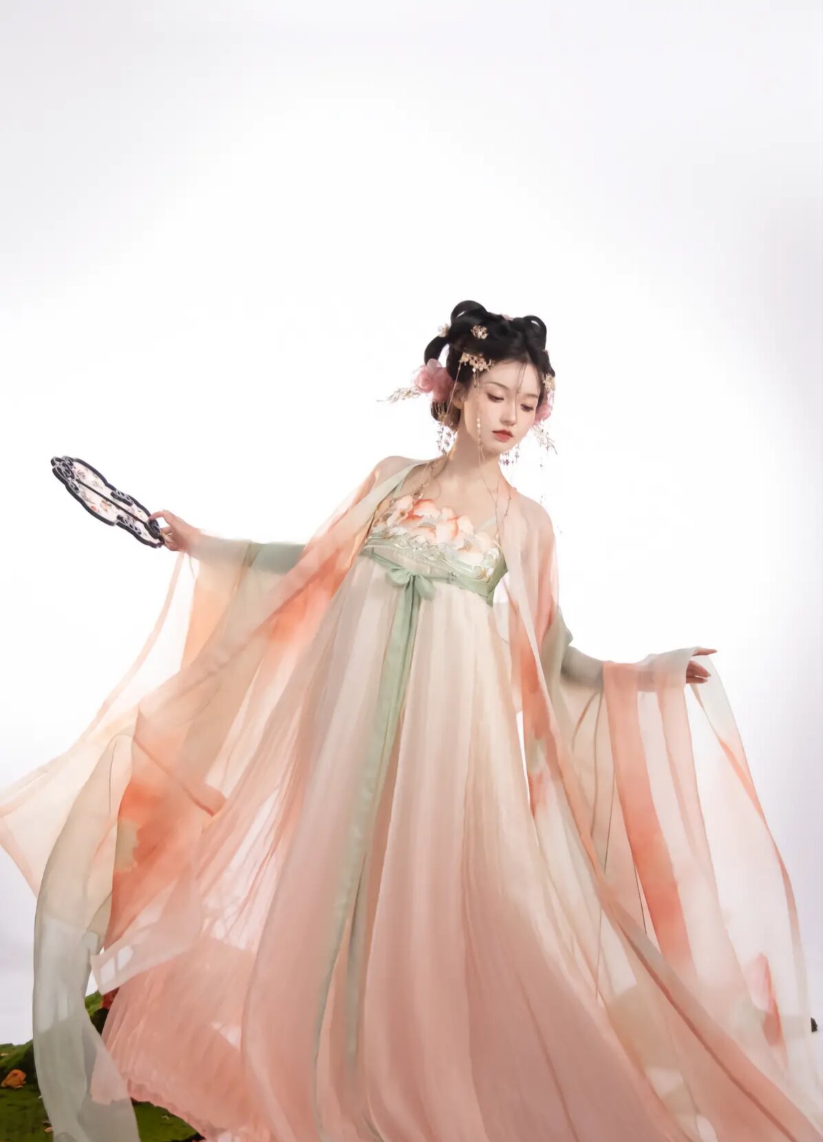 The Evolution of Traditional Hanfu Wedding Gowns and Their Cultural Significance The Evolution of Traditional Hanfu Wedding Gowns and Their Cultural Significance
