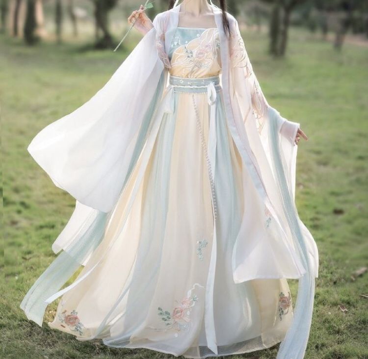 Restoring and Embracing the Beauty of Plus-Size Hanfu 汉服) Restoring and Embracing the Beauty of Plus-Size Hanfu 汉服)