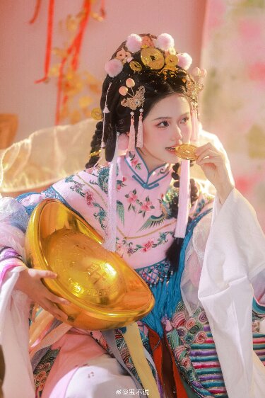 Embracing Modernity in 2024:Youthful Short Qipao with Modern Twist Embracing Modernity in 2024:Youthful Short Qipao with Modern Twist