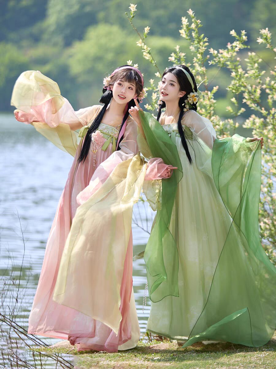 The Journey of a 4-Year-Old Child in the World of Hanfu Han Chinese Traditional Clothing) The Journey of a 4-Year-Old Child in the World of Hanfu Han Chinese Traditional Clothing)