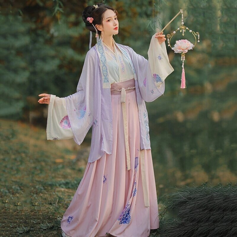The Magnificent Empress of Hanfu in Tang Dynasty:A Queen in Splendidry The Magnificent Empress of Hanfu in Tang Dynasty:A Queen in Splendidry