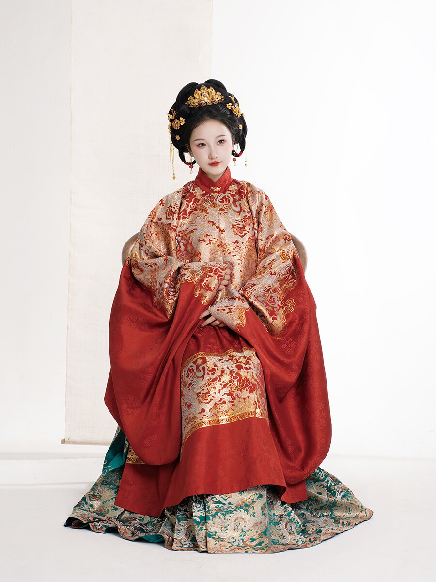 The Elegance of Cheongsam,Shawl,Cape,and Overcoat:A Blend of Traditional and Modern Fashion The Elegance of Cheongsam,Shawl,Cape,and Overcoat:A Blend of Traditional and Modern Fashion