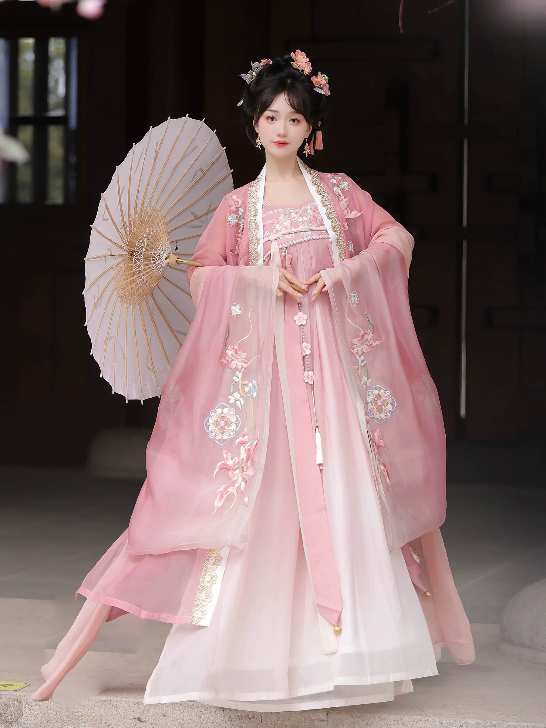 The Elegance of White Fish-Tail Cheongsam:A Cultural Icon of Chinese Traditional Beauty The Elegance of White Fish-Tail Cheongsam:A Cultural Icon of Chinese Traditional Beauty