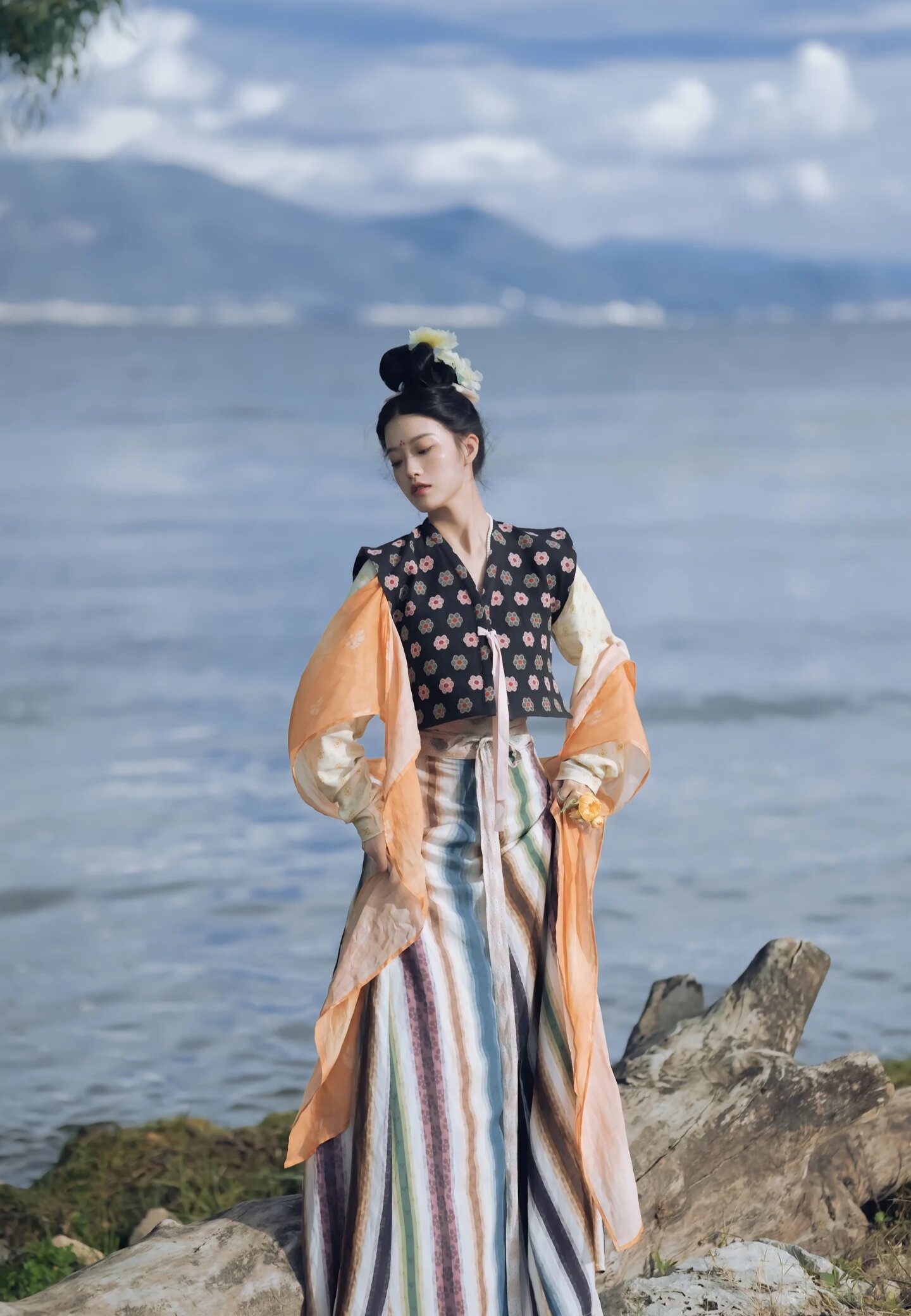 Plus Size Square-neck Cheongsam:Embracing the Beauty of a Traditional Chinese Dress Plus Size Square-neck Cheongsam:Embracing the Beauty of a Traditional Chinese Dress