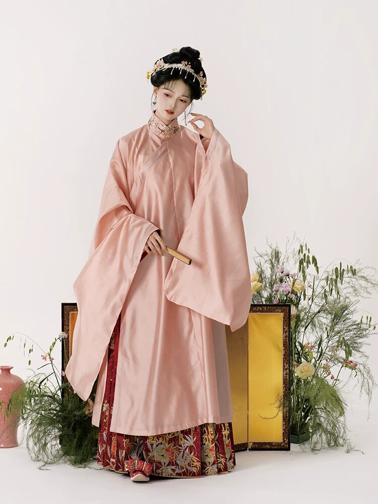 Elegant Original Qipao Style in the Age of Subtle Rain:The Story of Su Yu Weavei Elegant Original Qipao Style in the Age of Subtle Rain:The Story of Su Yu Weavei